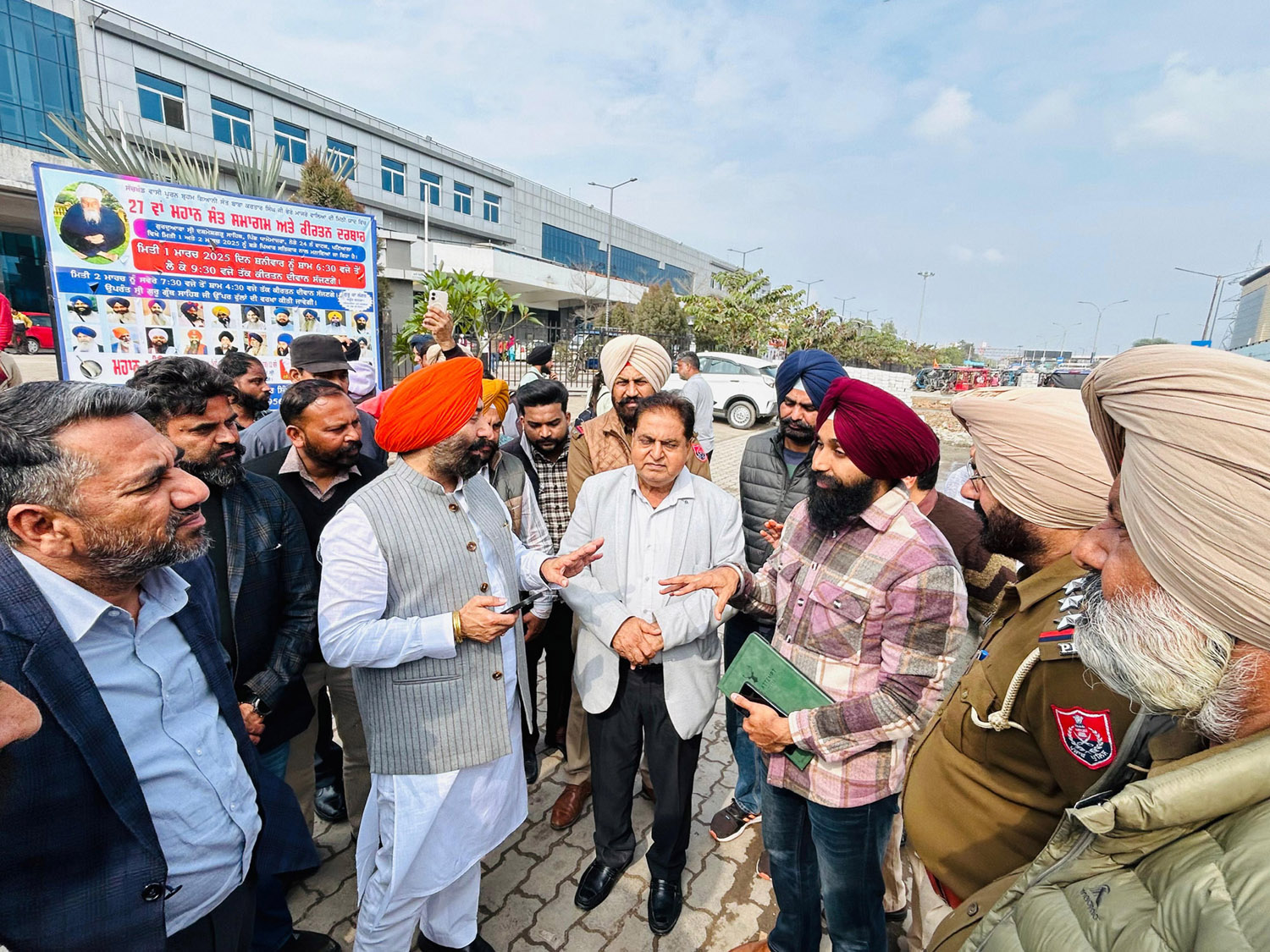 तीन विभागों की संयुक्त कार्रवाई में ऑटो रिक्शा और रेहड़ी वालों को फटकार